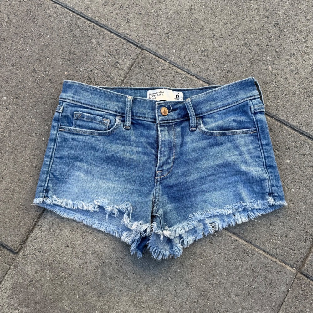 Abercrombie & Fitch Low Rise Denim Shorts Medium Wash Raw Hem Size 6 W28